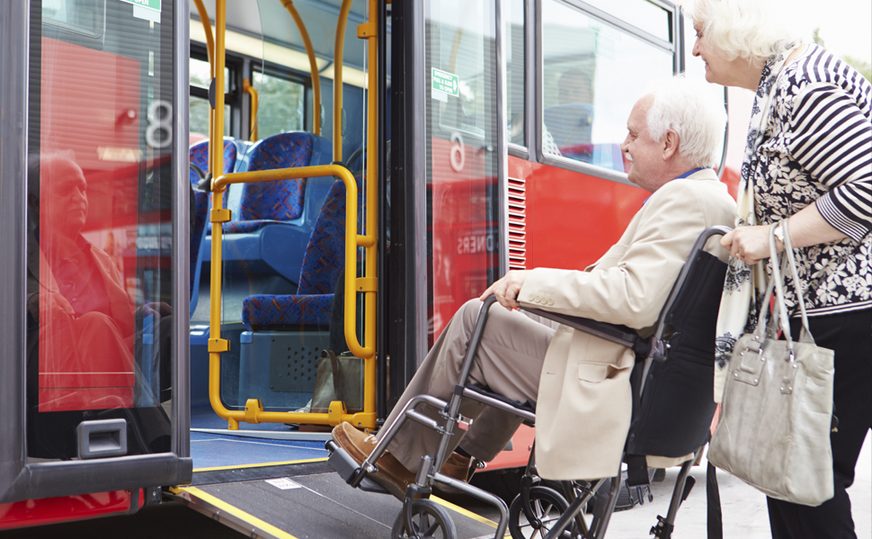 Viajar en autobús en silla de ruedas. Galquiler